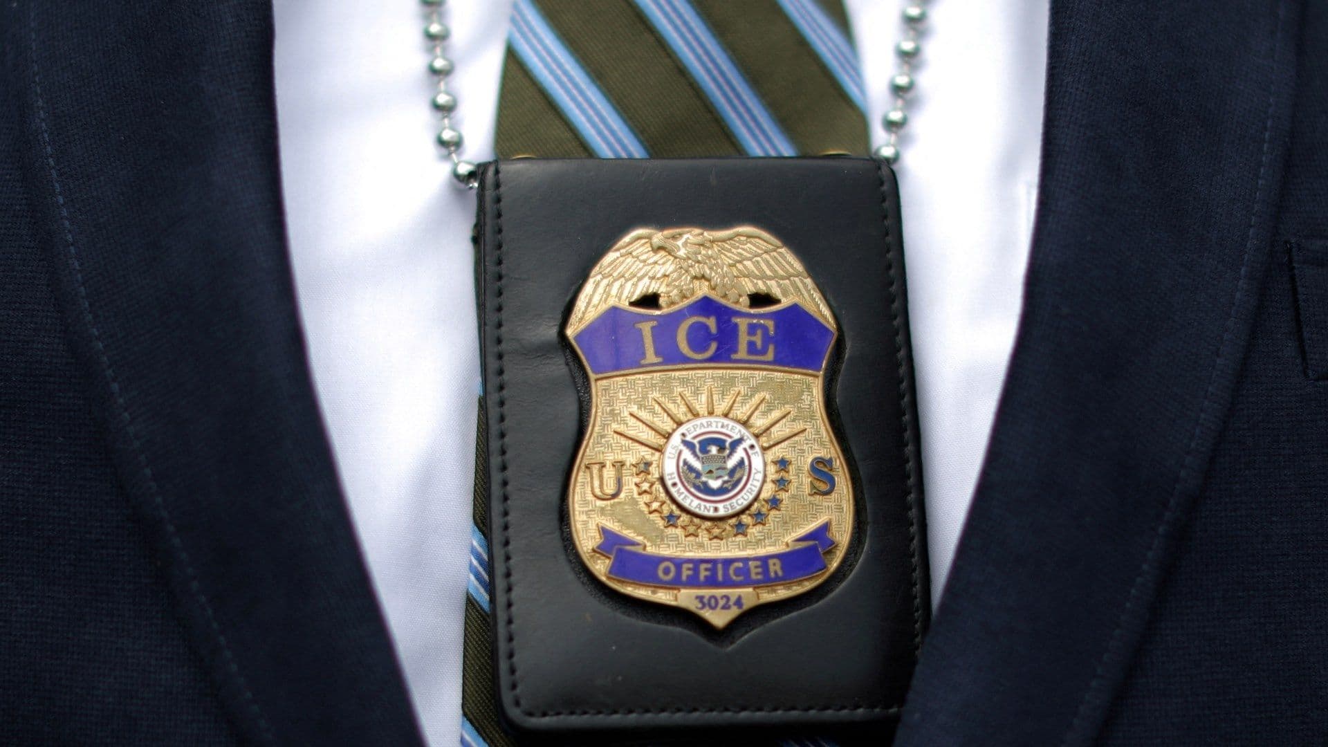 Gobierno de EUA Negocia Colocar Más Cámaras Corporales a Agentes de ICE tras Abusos a Migrantes