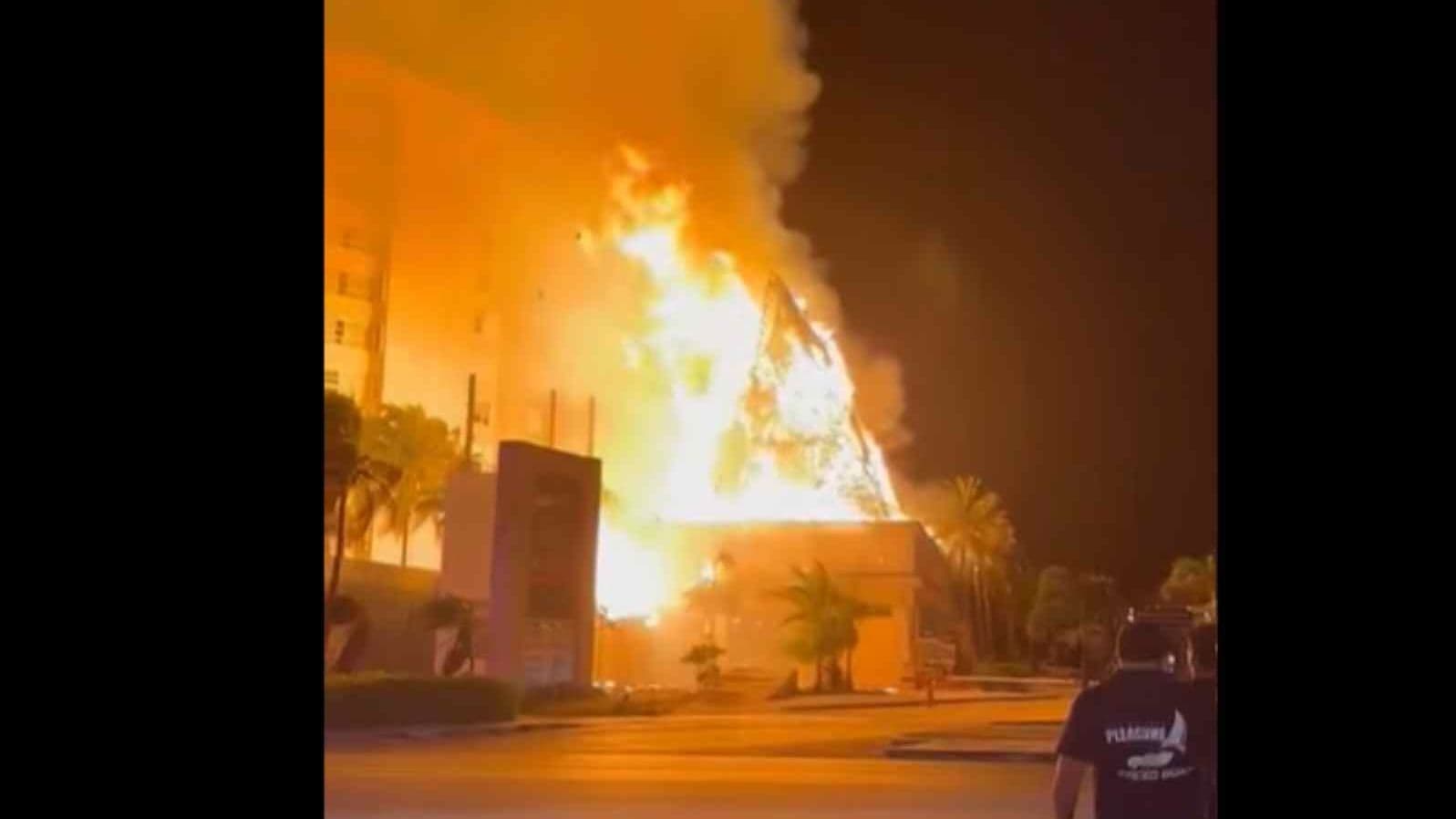Así Las Llamas Consumieron Palapa en Hotel de Cancún