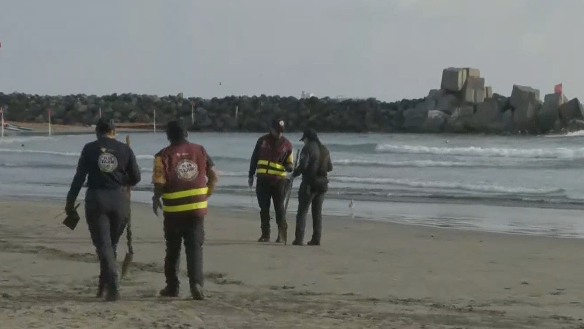 Policía Estatal Realiza Tareas de Limpieza de Hidrocarburo en Playas de Boca del Río