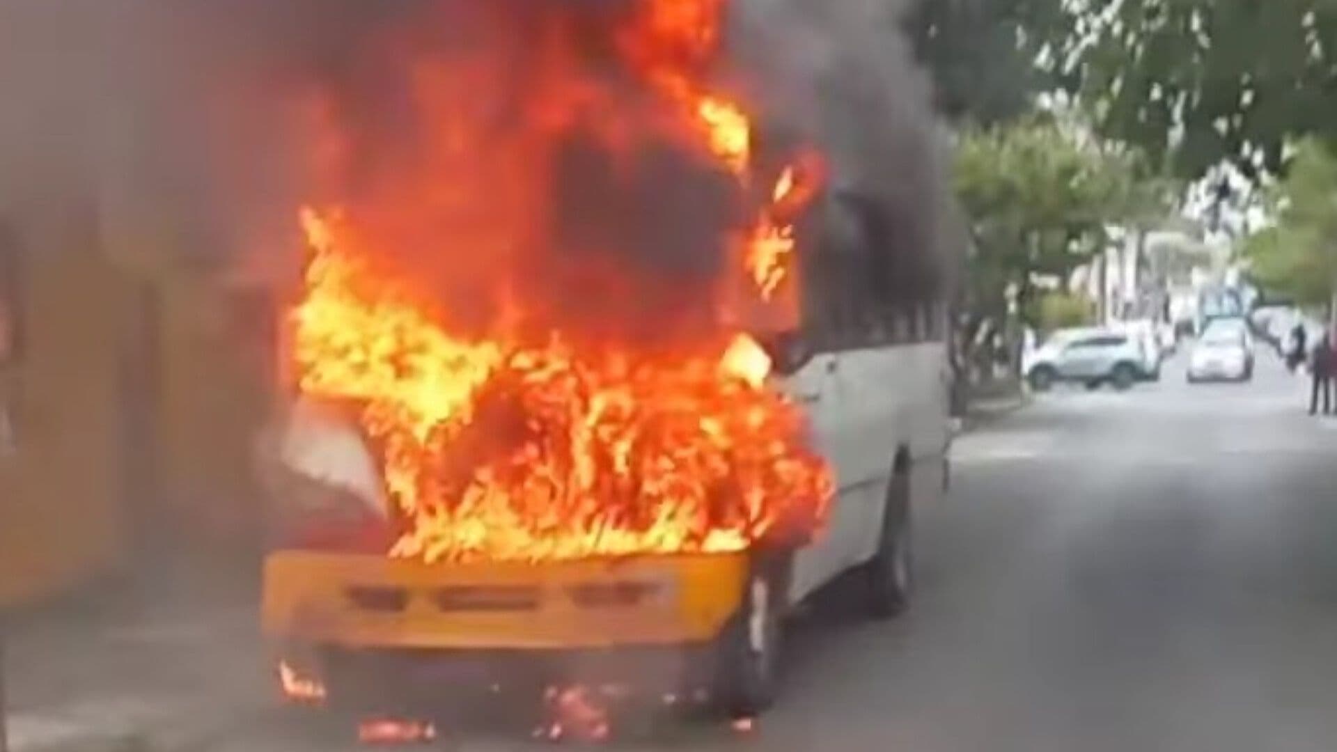Autobús de Transporte Público se Incendia por Presunto Corto Circuito en Boca del Río