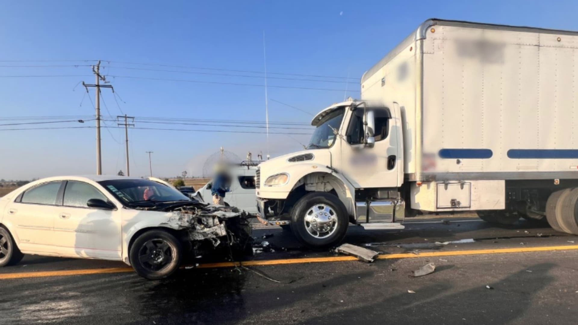 Colapsa Carretera Los Reyes-Zacatepec por Cierre Total tras Accidente de Tráiler y Automóvil