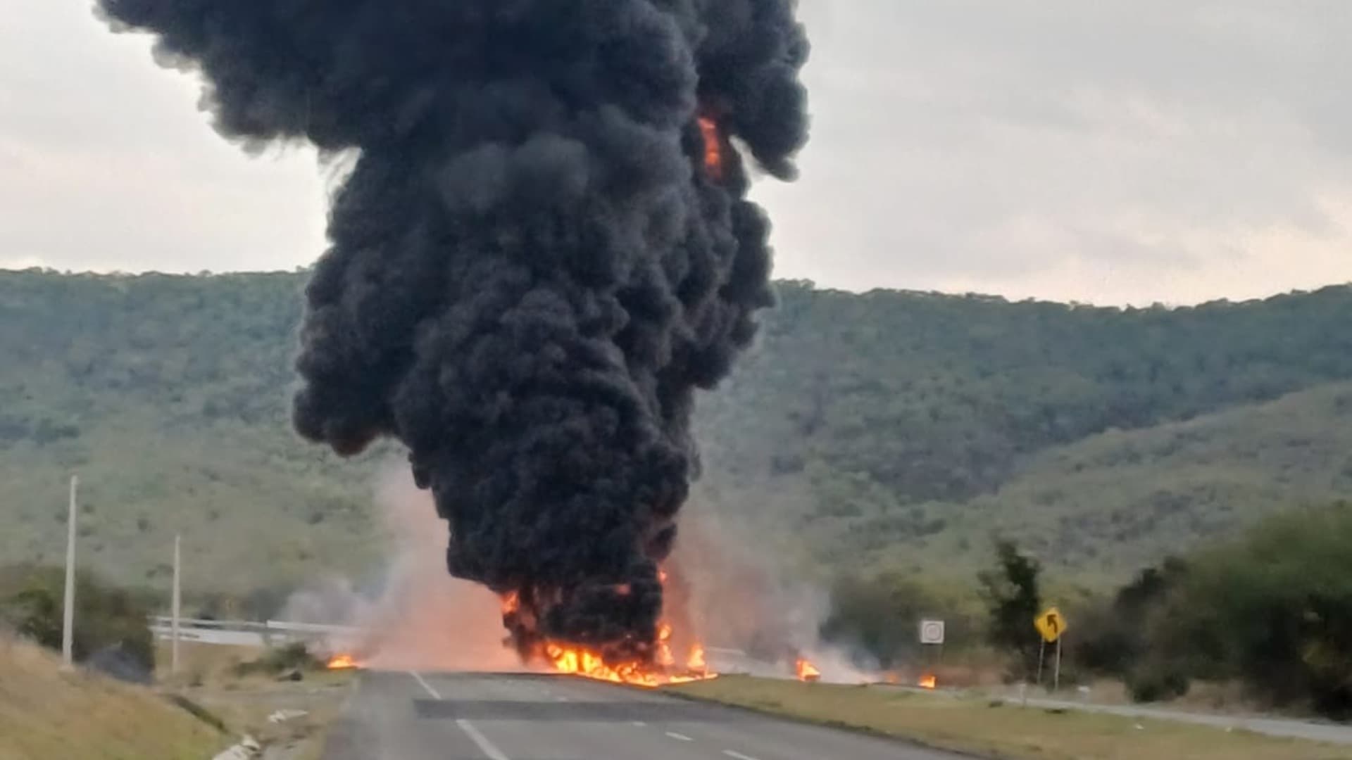 Pipa Vuelca y Explota Sobre Carretera Nacional en Montemorelos, Nuevo León; Hay Cierres Viales