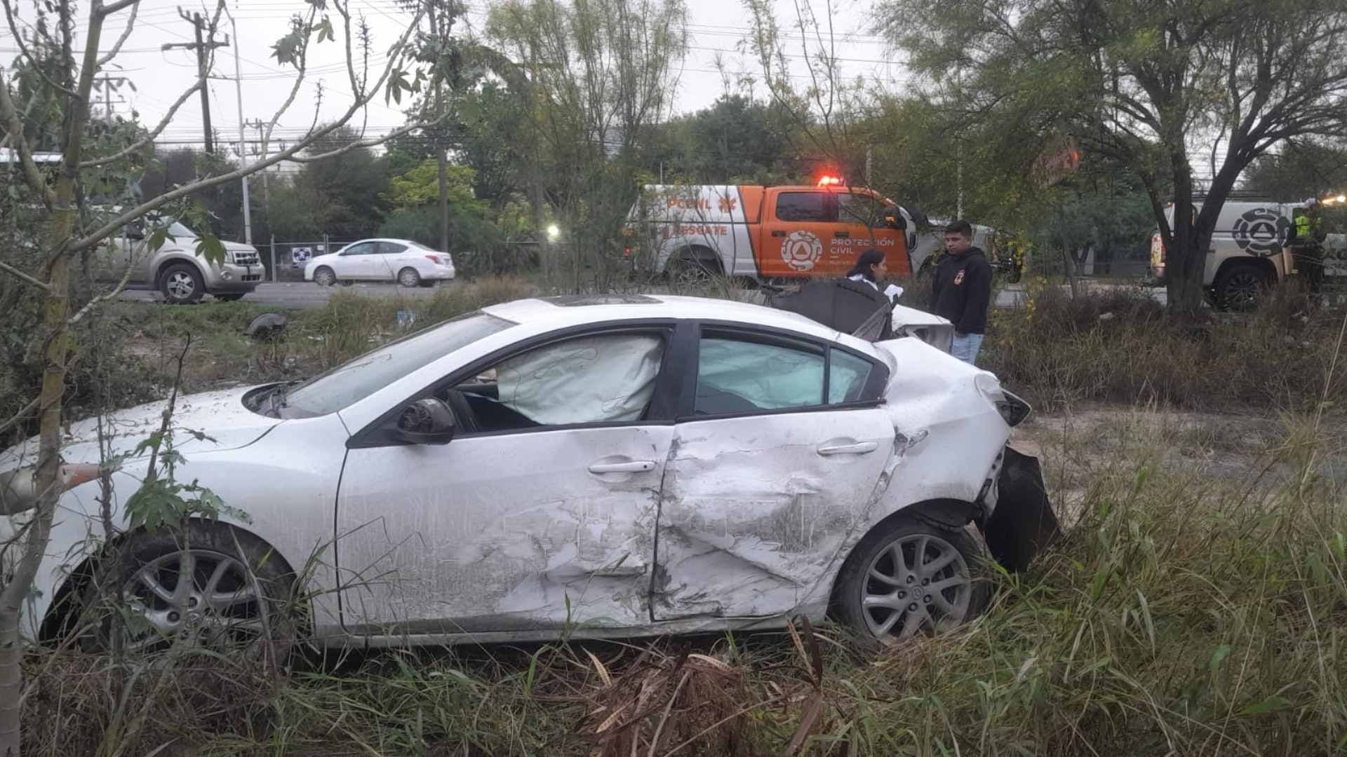 Conductor Presuntamente Alcoholizado Provoca Volcadura en Carretera a García en Santa Catarina
