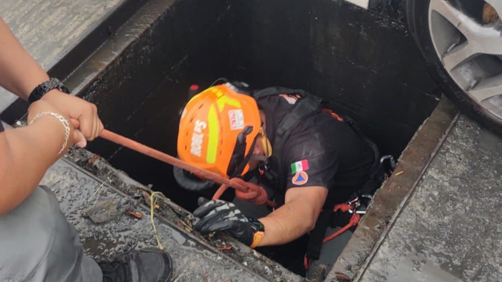 Rescatan a Mujer Atrapada en Alcantarilla tras Ser Arrastrada por el Agua en Santa Catarina, NL