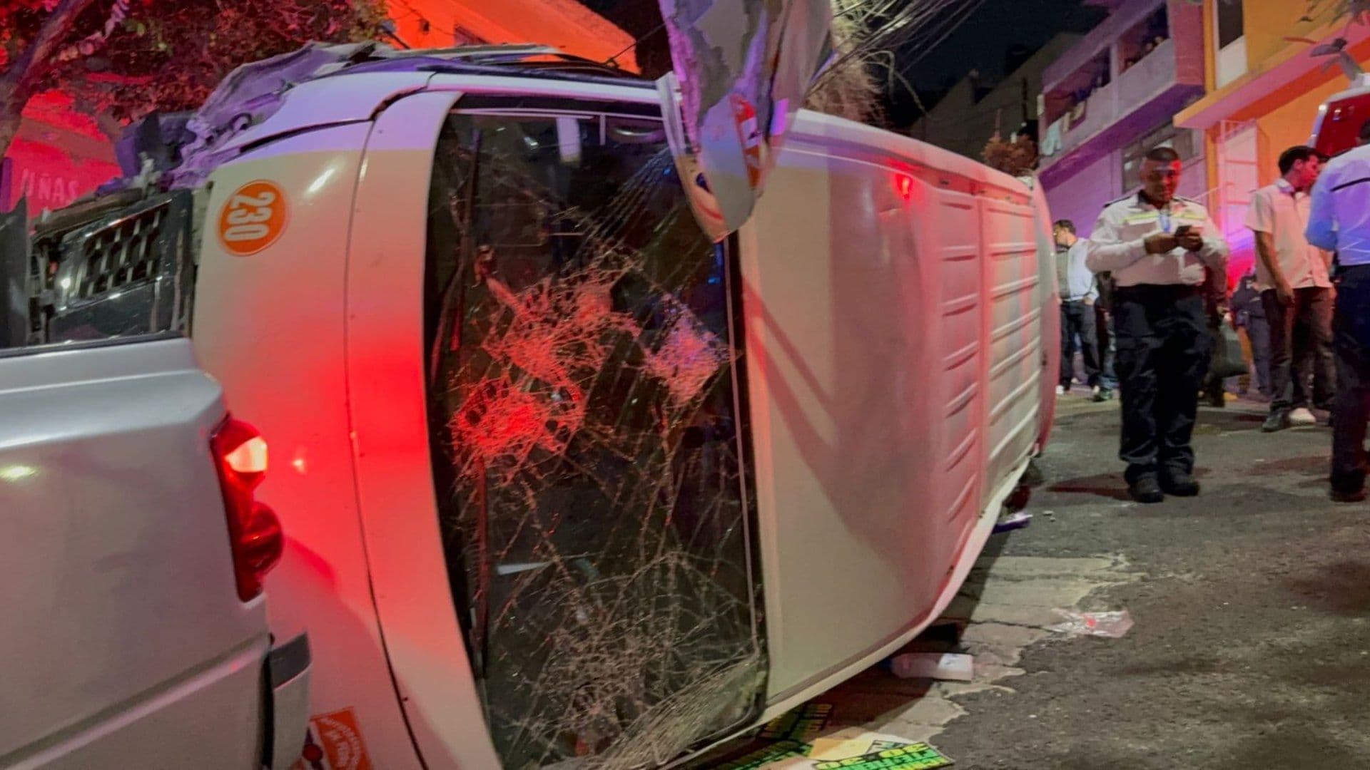 Combi de Transporte Público Vuelca y Deja Varios Pasajeros Heridos en Tlalnepantla, Edomex