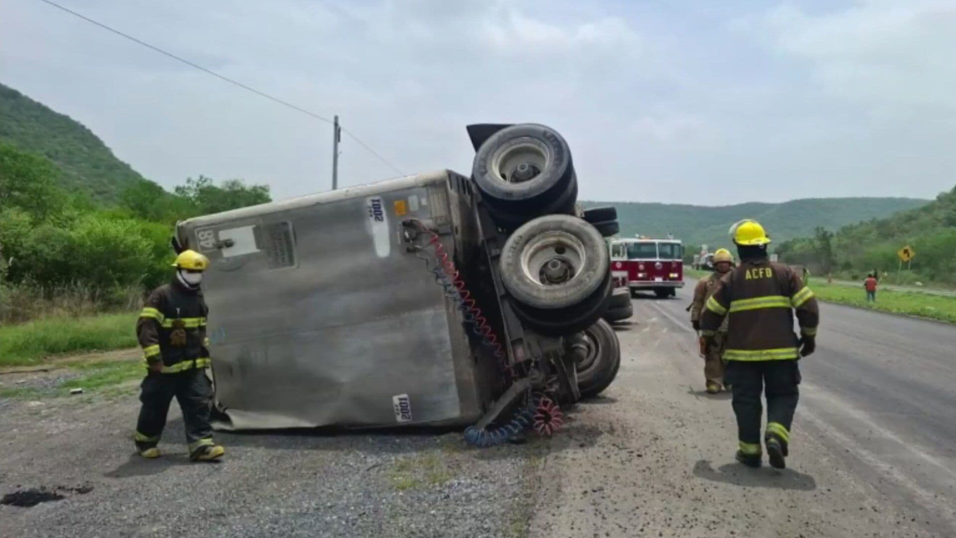 Vuelca Tráiler Cargado con Azúcar en Carretera Nacional en Montemorelos, Nuevo León