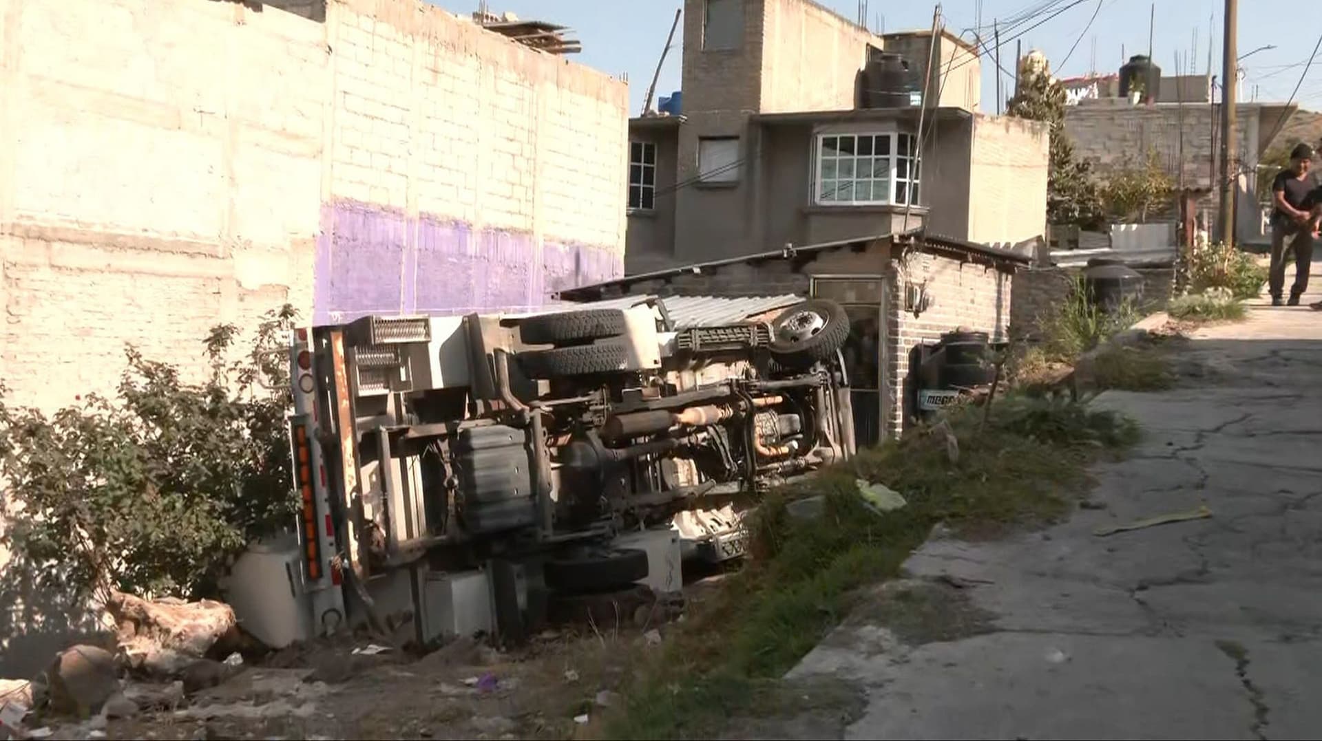 Camioneta del Ayuntamiento se Queda sin Frenos y Destruye Casa en Ecatepec, Edomex