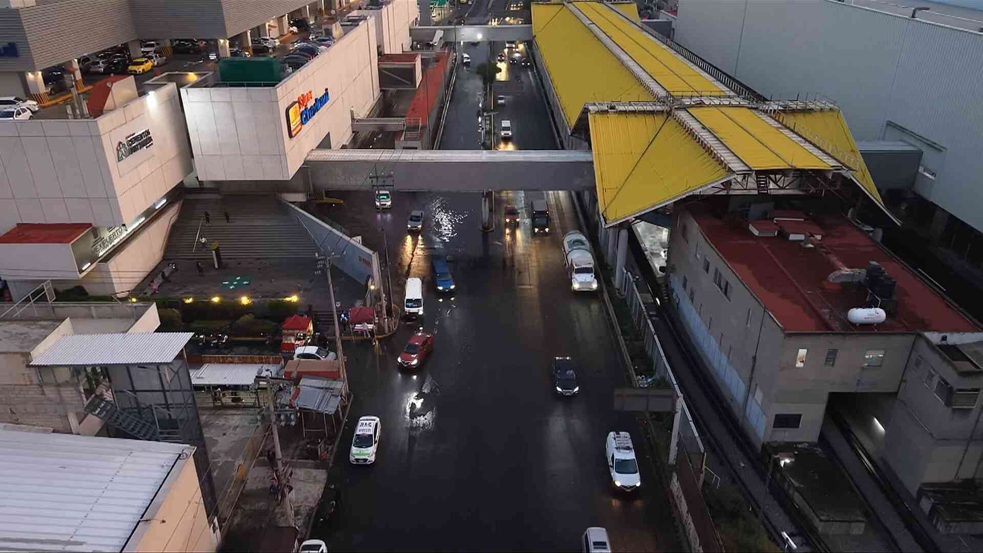 Reportan Encharcamientos en Avenida Central a la Altura de Ciudad Azteca con Dirección a Las Américas