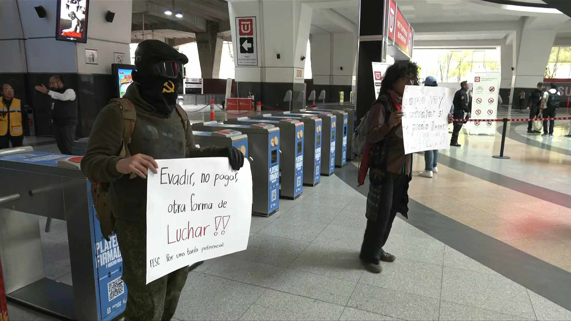 Así Protestaron Alumnos del IPN y UNAM en Suburbano