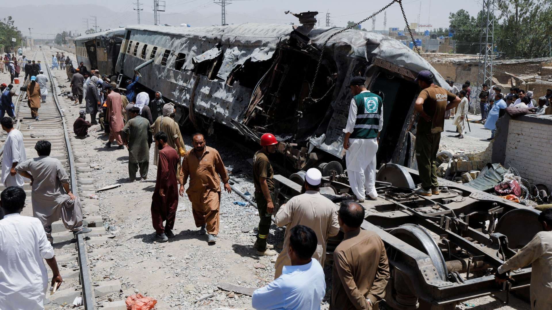 Ataque Con bomba Contra Un Tren en Pakistán Deja Más de 20 Muertos y Decenas de Heridos