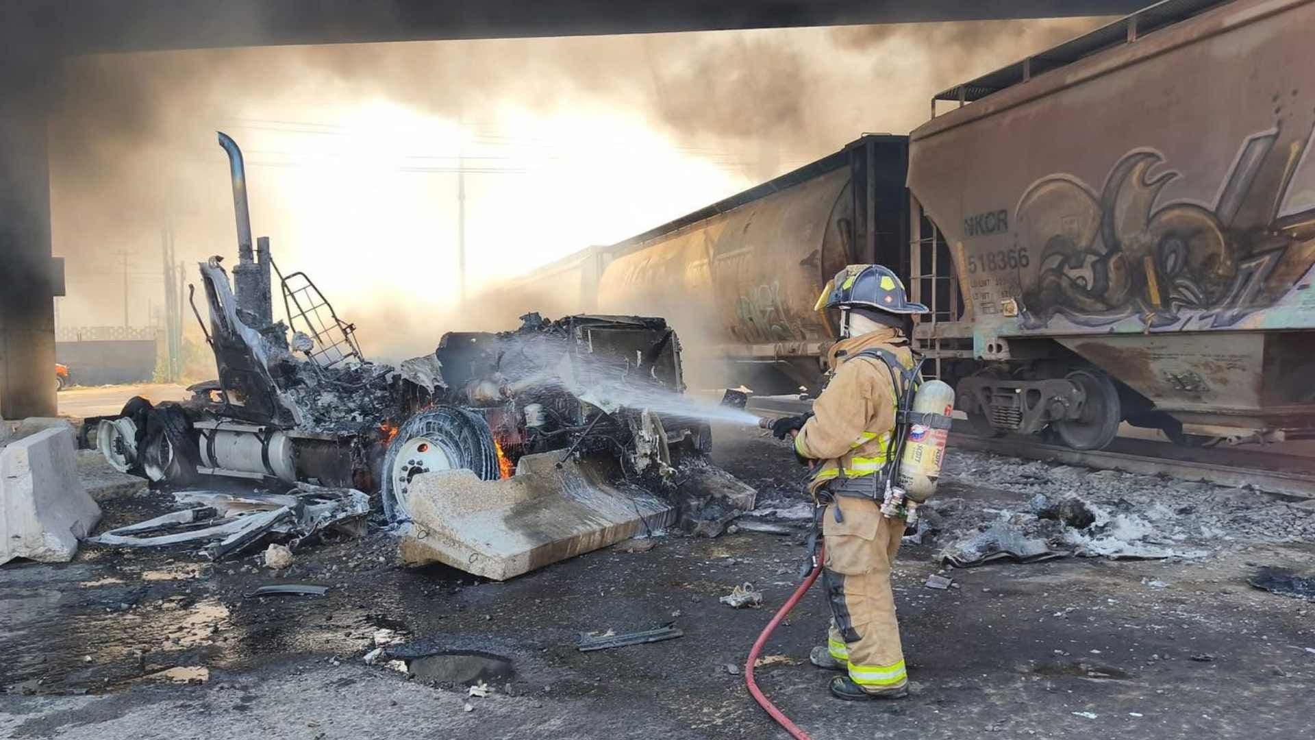 Choque de Pipa con Tren Provoca Fuerte Incendio en Puente de Víborillas de Querétaro
