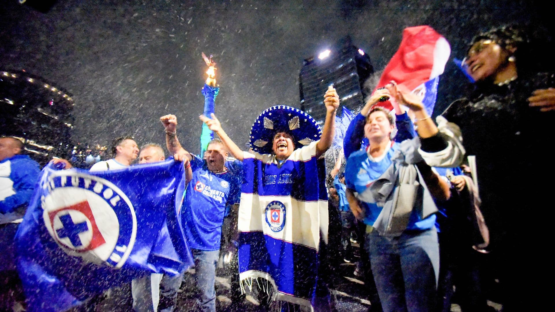 Aficionados Celestes Inundan el Ángel de la Idependencia en Una Fiesta por la Décima