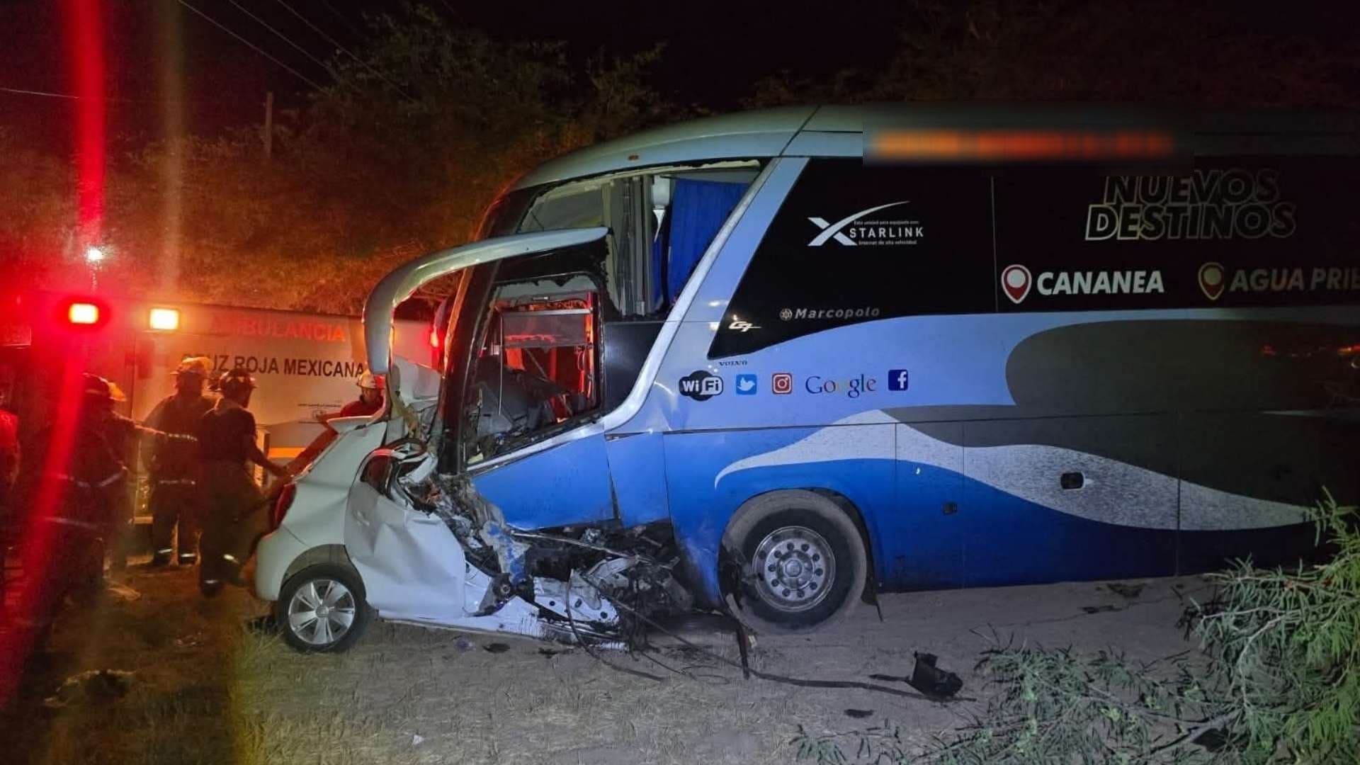 Mujer Pierde la Vida tras Chocar de Frente con Camión de Pasajeros en Carretera de Caborca