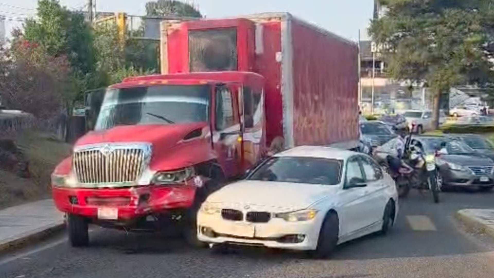 Camión de Carga se Queda sin Frenos, Deja Dos Lesionados y Caos Vial en Xalapa, Veracruz