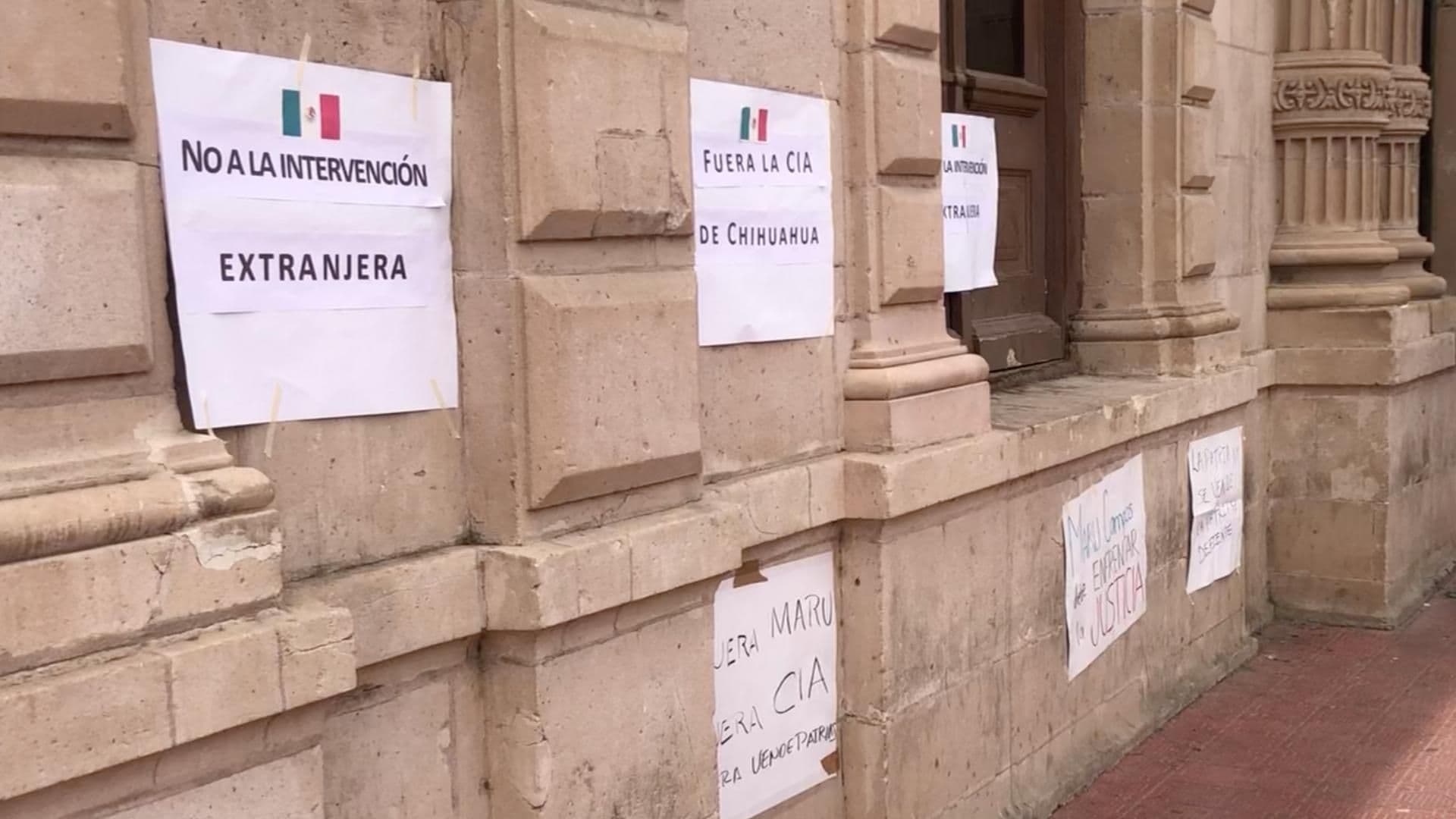 Realizan Manifestación en Palacio de Gobierno de Chihuahua; Dejan Cartulinas en Fachada