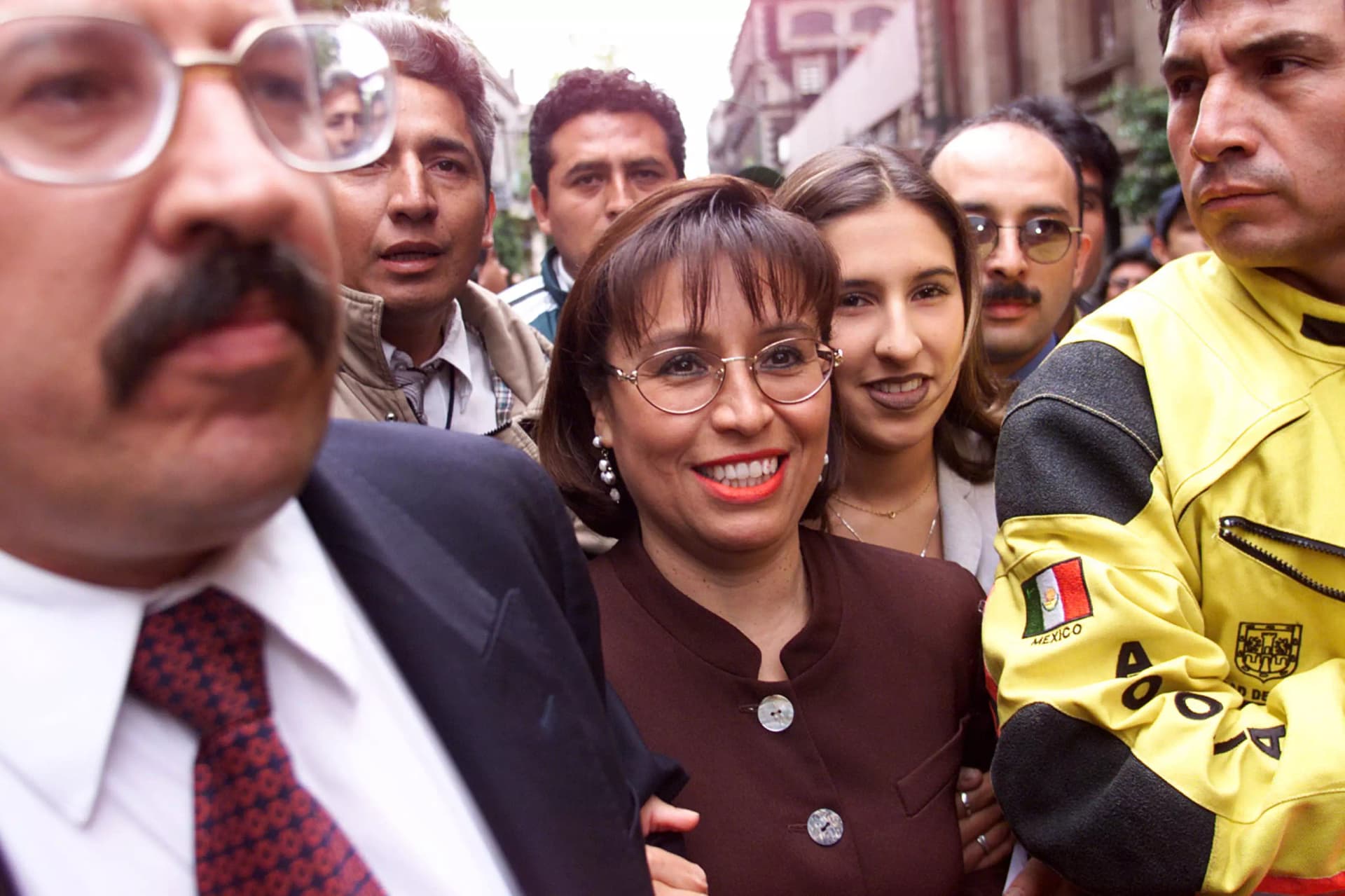 Rosario Robles acompañada de su hija, septiembre 1999